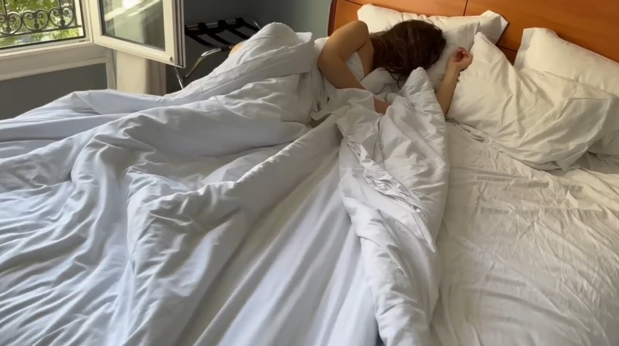 파리에서 자고있는 여자친구