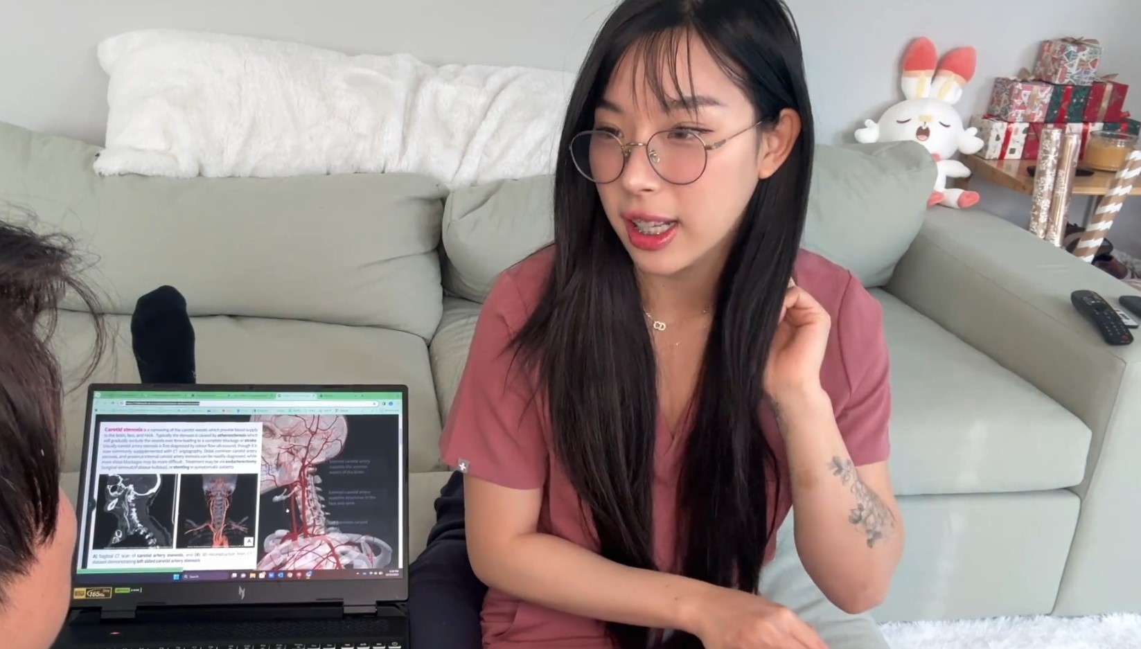 의대생인 그녀는 교수님에게 점수를받는다