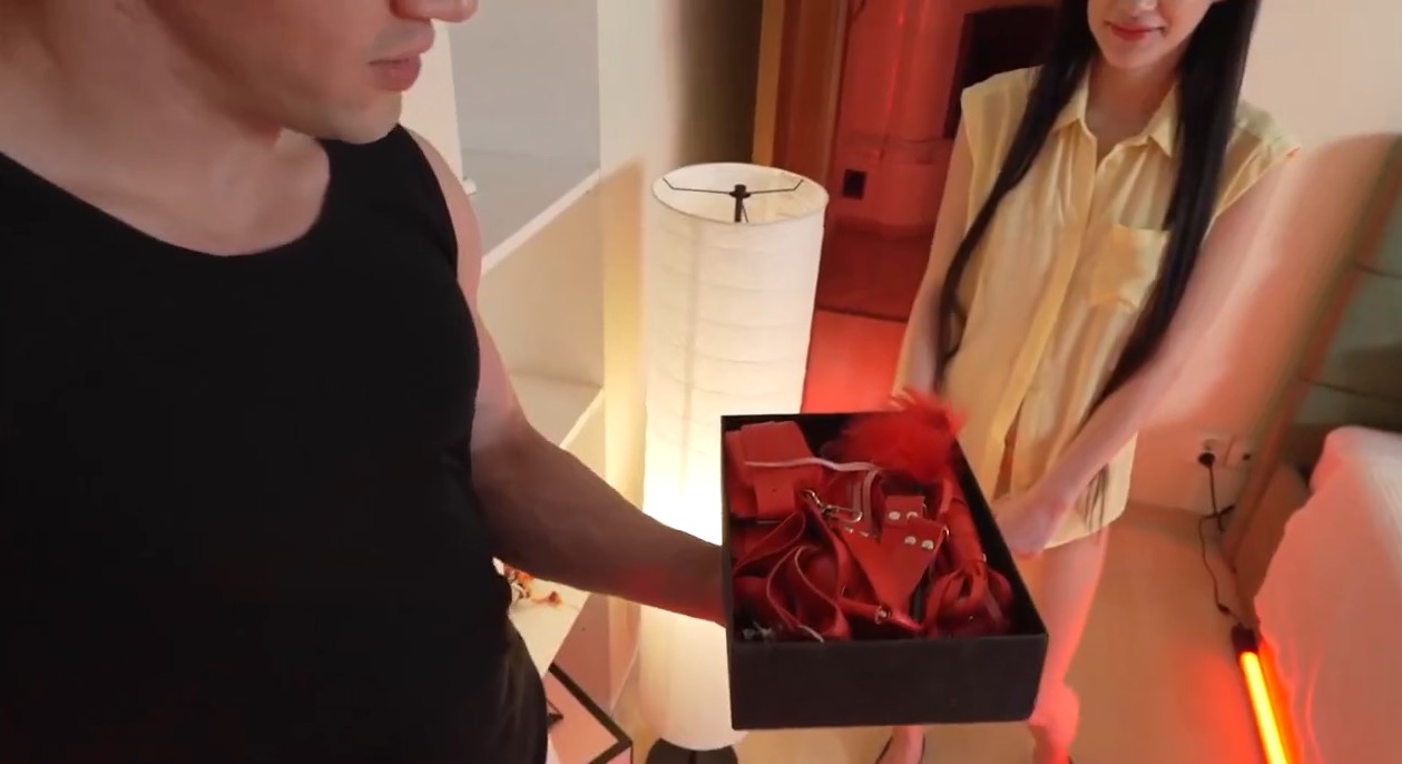 관계를 회복하기위해 선물한 채찍과 수갑