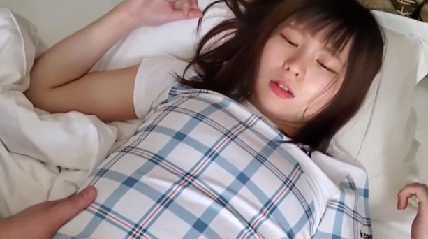 한국야동-순진하게 생긴 여자를 맛보네