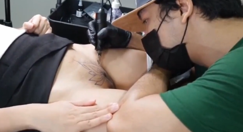 한국야동  타투도중 분출하는 그녀